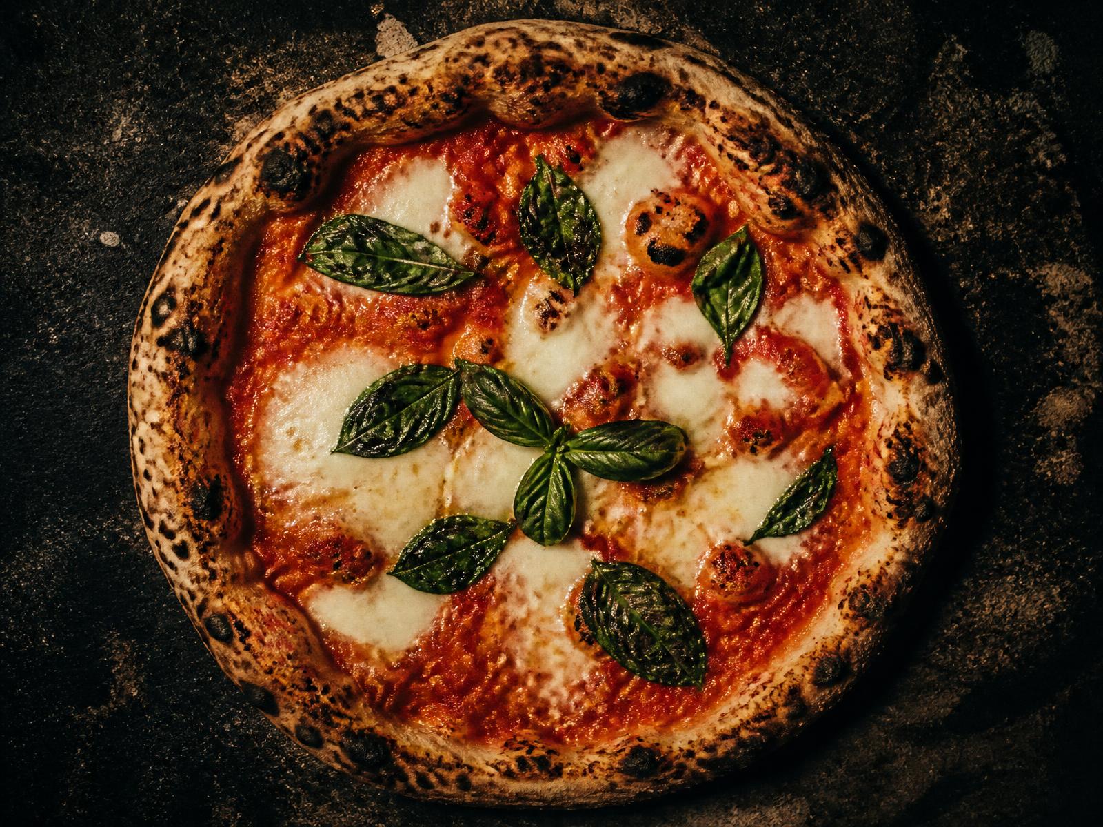 Margherita mit blasiger Kruste, frisch aus dem Ofen der Pizza Ziegelei